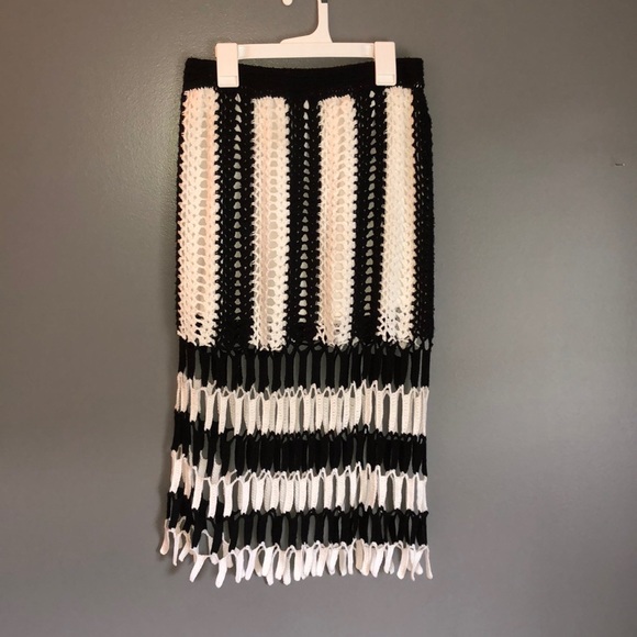 Forever 21 Dresses & Skirts - Woven black and white skirt - excellent condition